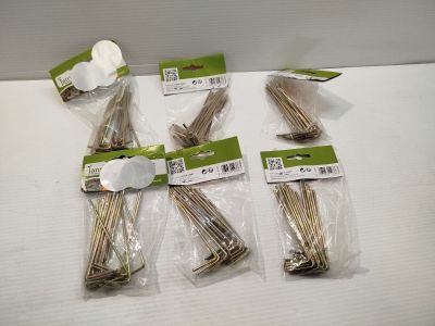 quatre paquets de cure-dents posés sur une table blanche