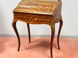 un petit bureau en bois surmonté d'un tiroir