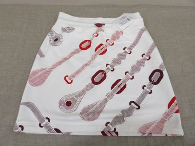 une jupe blanche ornée d'un motif rouge et blanc