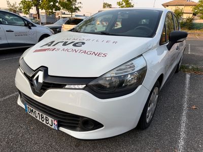 une voiture blanche garée sur un parking, avec d'autres voitures en arrière-plan