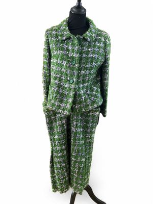 un costume vert et blanc sur un mannequin, un mannequin, un mannequin, un mannequin, un mannequin, un mannequin, un mannequin, un mannequin, un mannequin, un mannequin, un mannequin, un mannequin, un mannequin, un mannequin, un mannequin, un mannequin, un mannequin, un mannequin, un mannequin, un mannequin, un mannequin, un mannequin, un mannequin, un mannequin, un mannequin, un mannequin, un mannequin, un mannequin, un mannequin, un mannequin, un mannequin, un mannequin, un mannequin, un manne