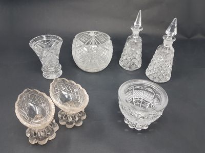 plusieurs morceaux de verre posés sur une table, sur fond noir