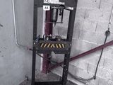 une machine qui se trouve dans un garage