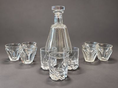 quatre verres et une carafe posés sur une table