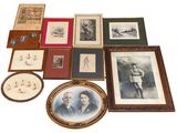 de nombreuses photos encadrées d'hommes et de femmes accrochées au mur