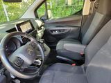une vue de l'intérieur d'une voiture depuis le siège du conducteur