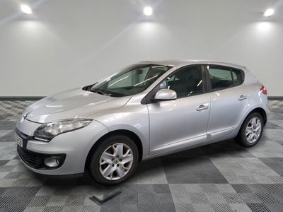 la voiture argentée est garée dans le garage sur le sol en damier