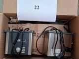 une boîte contenant tout un tas d'appareils électroniques