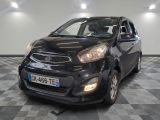 la petite voiture noire est garée sur un carrelage à carreaux