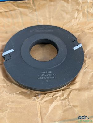 une image montrant un gros plan d'un objet en plastique posé sur une feuille de papier