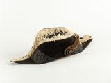 un chapeau orné d'un motif noir et blanc