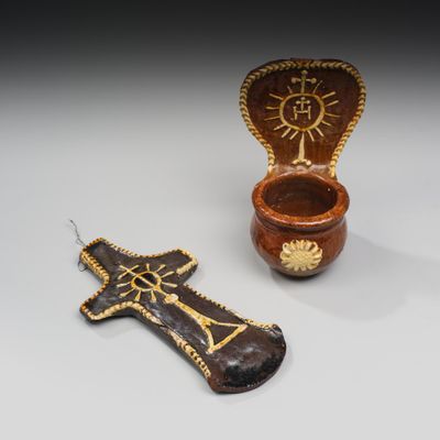 une image représentant une boîte en bois avec une croix et une boîte en bois sur laquelle est représentée une croix