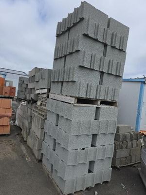 une pile de parpaings empilés les uns sur les autres
