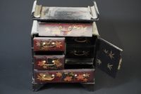 Petit cabinet en laque. (photo 2)