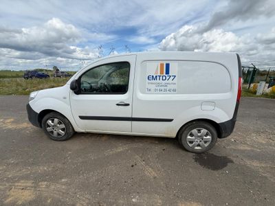une camionnette blanche garée dans un parking