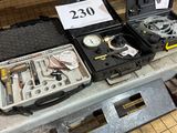 une table sur laquelle sont posés des outils, dans un entrepôt