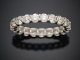 une bague « éternité » en diamants, signée Van Cleef
