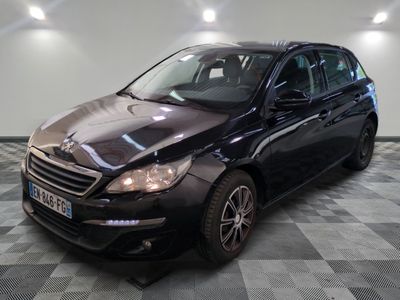 la photo d'une voiture noire sur un sol en damier