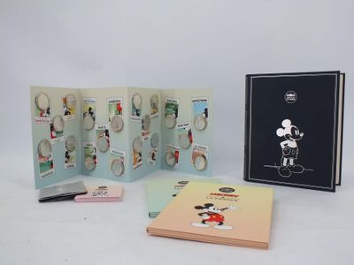 Ensemble composé d'un porte-clés Mickey Mouse et d'un livre, avec un porte-clés Mickey Mouse et un autre porte-clés Mickey Mouse