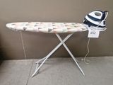une table à repasser et un chapeau posé sur un support