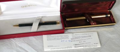 une boîte contenant un stylo et une carte de visite