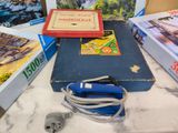 une table sur laquelle sont posés plusieurs livres et d'autres objets