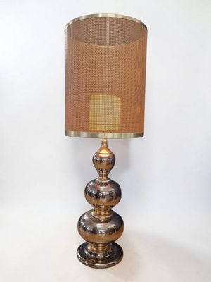 an image of a lamp that is sitting on a table