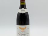 une bouteille de vin posée sur une table blanche