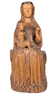 statue en bois représentant une femme tenant un bébé et un chat dans ses bras
