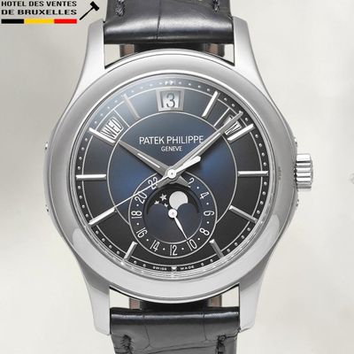 gros plan d'une montre-bracelet avec un cadran noir