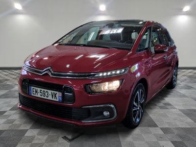 la citrole rouge est garee sur un sol en damier