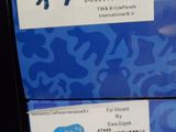 deux boîtes contenant des figurines d'animaux bleues et blanches exposées dans un magasin