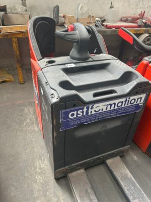 une image d'un chariot élévateur à fourche dans un entrepôt