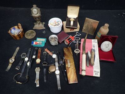 de nombreux types de montres et d'autres objets sur la table