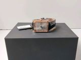 une montre posée sur une boîte