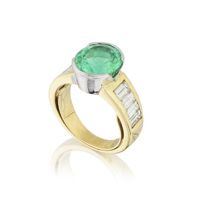 une bague en émeraude et diamant
