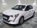 la voiture blanche est garée sur un sol en damier dans le garage