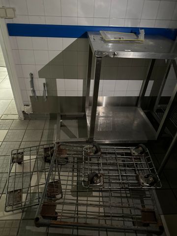 Deux supports inox : un haut 75x65 et un bas (50x120), et une éta...