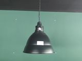 une lampe à lumière noire suspendue au plafond d'un restaurant