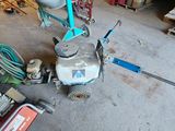 une machine posée sur le sol dans un garage