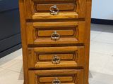 une image d'une commode en bois dans une pièce