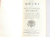 un livre ouvert dont la couverture représente un oiseau