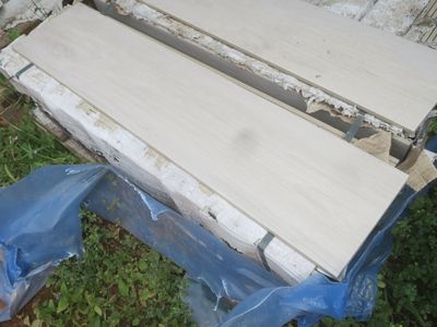 un morceau de bois posé sur un sac en plastique bleu