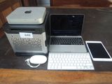 un ordinateur portable, un téléphone portable et un ordinateur posés sur une table