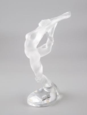 une figurine en verre représentant un homme tenant une batte de baseball