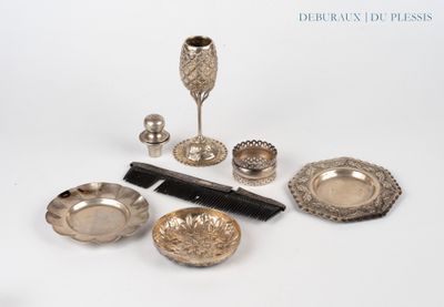 beaucoup d'objets en argent qui se trouvent sur la table