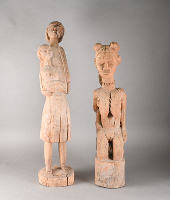 paire de figurines en bois sculpté représentant une femme et un enfant
