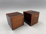 deux cubes en bois posés côte à côte sur une surface blanche