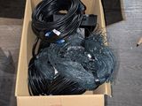 une boîte en carton contenant un tas de câbles
