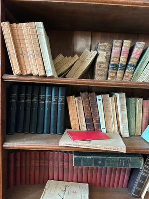 une étagère contenant de nombreux livres dans une pièce